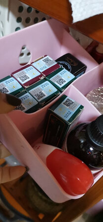 这次活动入手的，一堆也没花多少钱，太划算了，我买了姜的准备泡脚，甜橙和薰衣草还有杏仁油按配方安眠，味道不错，洋甘菊和玫瑰是复方的，准备放在水里洗脸，迷迭香用来放在洗发水里了，薄荷打算做香薰，看书好提精神，先这么试试吧。对了，我放了薰衣草，玫瑰果油和还有甜橙和郁美净和在一起，擦脚，感觉还不错，要是放在马油里冬天会更滋润些