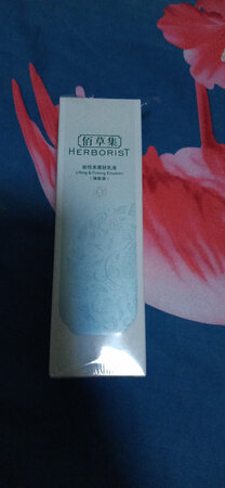 这是第二次买佰草集产品 用了一次就爱上了 之前我就是迷茫不知道什么护肤品适合我 大爱啊 和专柜一样 喜欢
