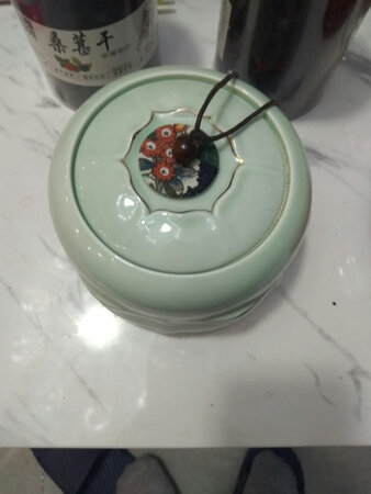 比想象要大，颜色很正，很满意，虽然易碎品包装很好，就是不喜欢外包装的泡沫，到处乱飞，到处粘，不好清理！五星好评！