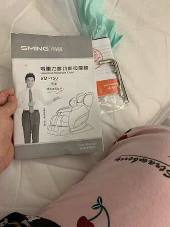 按摩椅子有点大 入户门就卡住了
联系了客服几经周折师傅过来拆了手臂方可入门
按摩椅的皮质味道很大 放在阳台经久不散
使用感受欠佳
按不到两边肩膀位置
配件也没有送
另外说明书明显感觉不是全新的
像是从那里捡来的一样
很失望的一次购物
不推荐