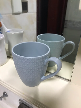 很好的产品，实物与图片介绍的一模一样，造型很好看，杯子颜色很好，杯子口型非常人性化，特别是杯子把，握着相当舒服，加上优质的材质，放在洗漱台上与其它洗漱用品非常协调，不影响洗漱间美观。下次再购买，同时推荐好朋友购买！