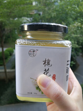 品质依然保证?? 就是不太明白为什么土蜂蜜包装很好 那在手里也很干爽? 但是槐花蜜的包装看起来没有破损 但是瓶身没打开前摸起来黏黏的，像漏了一样?