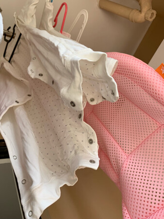 童泰是个老牌子了，衣服质量好价格实惠，性价比超高，这款连体衣我认为真的非常好，所以一下子给宝宝春秋薄款买了四件，秋冬款买了两件，春秋款初秋穿正合适，现在可以穿在里面当内衣或晚上当秋衣穿再穿睡袋特别方便，也方便换纸尿裤。现在20度左右天气穿秋冬款也正合适，扣子是侧边的，设计的非常合理，衣服是纯棉的，摸起来手感也很舒服，连体也不担心宝宝凉着肚子了，再冷一点，里面穿薄款外面套个厚款正好，喜欢的妈妈可以直接入手哦
