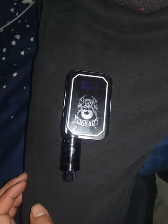 迟到一条，迟送两天……我就不说什么了，但是我今天拿到手居然是坏的，我以为没电了充电也没反应……
在京东最差的一次购物，很失望……
彻底失去了信心……花钱买个教训吧