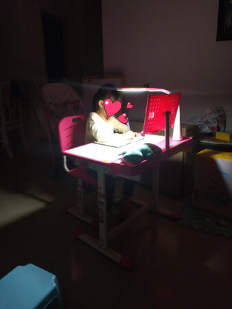组装好马上试用了，孩子坚持要关上灯，发现送的台灯灯光可以明暗调节，适应不同的光线环境，使用体验棒棒哒。