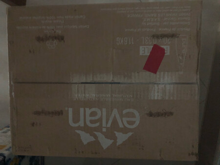 给小孙子买的，大品牌，非常信任，尽管有些贵，给孙子喝值了，这次买主要是赶上双十一，价格上还是比较合适的，物流也是超级给力的，速度杠杠哒。水饮用时放心，相信京东的质量，相信是真货，继续支持京东！送货小哥的态度没得说，把货物搬进屋里，很暧的！有效期不太满意！