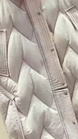 这是一次不错的购物，双十一活动买的，物美价廉，物流超快，非常超值!面料讲究，不张扬，得体。填充物为最实用的蓬松棉，暖和又不跑毛。尤其是做工，根本不是百八十元钱的档次，完全可以媲美专卖店做工，就是一个字-值，庆幸一下买了两件。