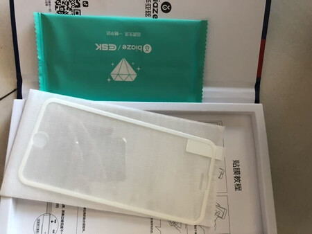 做工细致精致，抗指纹性也不错，透明度很高，贴合度也完美和手机融为一体。抗蓝光性在阳光下可以看到微弱蓝光。总体感觉这款膜还是很实用的，性价比也很高，推荐给身边的朋友用，大家反响都不错。祝店家生意兴隆，财源广进！