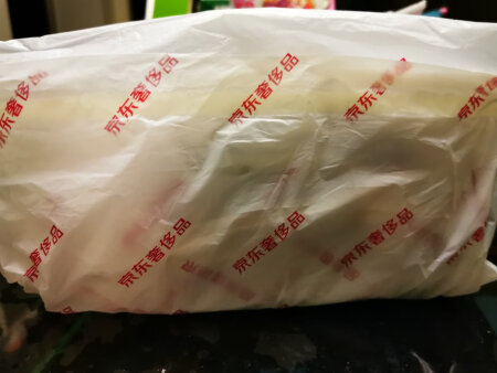 京东自营奢侈品，应该是正品，品质还是有保障。趁双11做活动促销，价格也合适。这款包包样式简洁大方，送女票做个化妆包，还是很合适，容量也很大。看了一下吊牌，产地是越南，做工还可以，皮质摸上去感觉蛮好，写的是皮革，却不知道是什么皮。京东物流很快，赶在女票生日前送到，生日礼物，妥妥的！