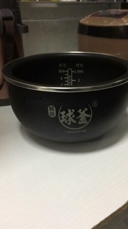 电饭煲外形和颜色非常漂亮！做工精细，煮的饭软硬刚好，闻着米饭香，非常好吃，我很喜欢，客户服务态度非常好！物流也很快！
