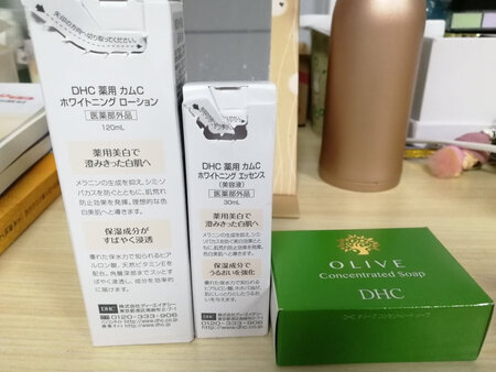 这次没有水乳了，上京东看了很久，最后买了DHC，之前用过散粉觉得还挺好用的，用了唇膏也挺好的。这次看着搞活动，平时这个香皂?要100多，这次5折购买的，觉得还不错。看着跟图片一样，还没有使用，但是绿色的看起来就很舒服，看评论说泡沫跟丰富的。