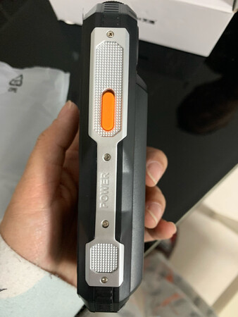 手机挺大的 适合老人使用 电池容量大 待机时间长 通话的声音很大 很适合听力不好的老年人 手电筒打开方便 灯光比较亮 还有活动送的内存卡 总体来说还是很不错的 功能简单 适合老年人操作 应该可以放水 过一段时间使用了之后再看看