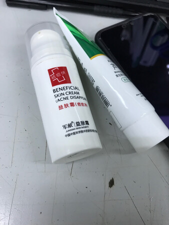 买了一个痘痘净还买了个顽痘净，脸上痘痘有明显改善，很满意