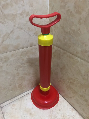非常不好用，，，塞子吸不住马桶，抽拉的时候基本上没有作用。