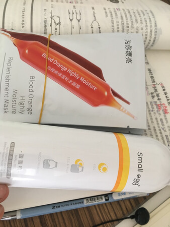 之前在实体店买过 比较贵这个和实体店的差不多哦 送10个面膜 还没用不知道效果怎么样