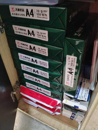 还送了 2个芯片，特别合适。放抽屉里了，一个硒鼓2个墨粉。
