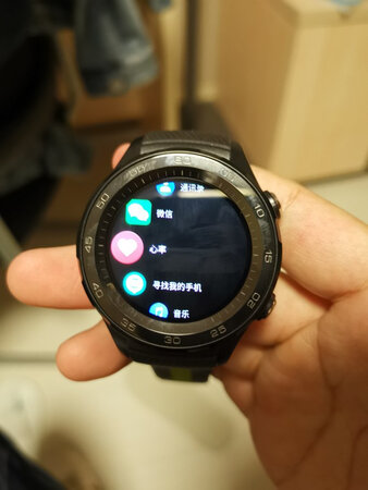 主要功能：功能还算齐全，表盘种类还算多，~、~都有，就是不能用QQ真的是一大缺陷。续航能力：普通使用大概一天半左右吧，如果就当手表用的话，差不多可以用个两天。舒适程度：佩戴还行，就是实在太大了，我一个正常手腕的男生戴，真的都嫌太大太厚了。精准程度：时间、心率、运动烈度还算比较精确。