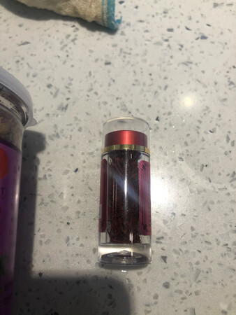 瓶子真的好迷你呀，知道藏红花也比较贵，慢慢试试，吃的效果看看吧，听说对女孩子特别好嗯，不过生理期不能吃。选择同仁堂是因为他是大品牌有保证，所以还是比较相信的。外包装好，发货速度很快。隔天就到了。要是优惠力度再大一点就更好了，喝的好的话会回购。