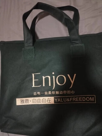打开来仔细检查过了，没有任何瑕疵，尺寸也是很标准，这种风格正是我喜欢的，看着很舒服，盖着更舒服。