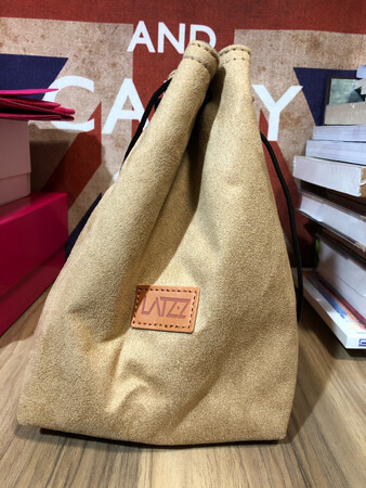 开始怕掉灰，拿到手后发现质量超预期，面料厚实不掉灰，对相机有一定保护作用。