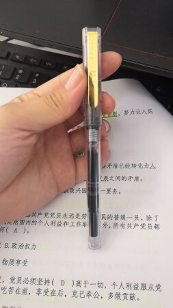 做工质感：透明外壳，超级好看
颜值包装：的小盒子礼品盒包装很不错 
顺滑程度：顺滑度良好 
手感：手感比较好，容易出墨水
字迹粗细：F尖，不算太粗，我能接受