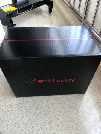 送给老公的，空间和样式都挺好的，但是为啥没个包包的“***”，咱们在商场买的时候不是都会给个证明正品的那种卡片么……
