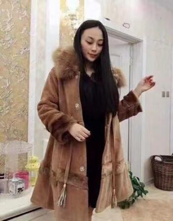 很不错的哦，没想到这个价位能买到超值的衣服～ 
很厚实，没有色差，毛毛也好打理！给个大大的赞！客服态度也超好！很耐斯～