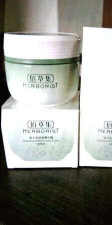 买来送给婆婆的！一直听说佰草集不错，用起来保湿，还送了两瓶化妆水，不油腻，味道很好闻，比专柜划算。绝对是正品，适合春夏秋冬使用，不会有黏黏的感觉。真的很好用呢，哈哈。期待效果哦，婆婆挺喜欢的。活动价格真的很划算，