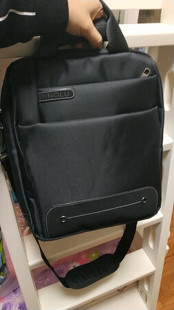 还行，一分钱一分货，……合格产品。……性价比高，大小合适…………口袋多实用！