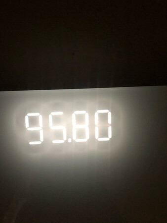 东西非常好，一直是小米的粉丝，家里所有的智能设备从小的智能插头到大的小米电视每一件都让人感到现代科技力量，这个小米体重秤，还是非常好的?一步步见证我的减肥过程，给我希望，希望小米越来越大越来越好，小米加油?中国??加油?