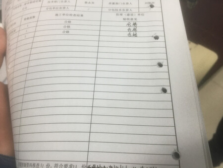 操作简便，一收到货就迫不及待的试了试，不过当时不知道，直接用钩针打孔穿线，造成打孔后有翻边，咨询了以后原来有一个专用打孔的麻花钻，在机器旁边的小抽屉里，还有一个备用钩针。。真的太方便了，给五星好评