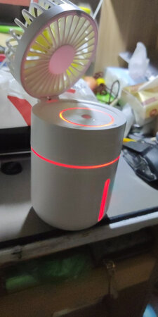 这件宝贝是在央视一套的早间节目看到的，之后观望了很久，这回看到价格非常不错就买了，很满意，拿回来第一时间就接了点水试了一下，非常好看非常有效。我接的是凉的应用水，没想到也能第一时间出水，真是太牛了。风扇也分三挡，低档、中档、高档非常方便，而且低档的风就很大了，真的是物美价廉。
再说这个渐变的灯光设计，我真的爱死了，简约十分，优雅十分，无论是寝室、办公室、家里摆上这个小东西，绝对称得上是一件美观大方，简约时尚的摆件，非常好看与百搭。
最后说一下这个价格与用途，价格就很美丽很美丽，对plus会员还少了十块，对于京东，我真的可以！！！！！
最后的最后，推荐大家购买，湿度真的很重要，冬天很干，常备这样的小神器，对自己好一点（ づ ωど）