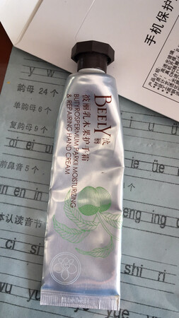 一支用过的是去年买的，为了凑单，一块钱买的只是抱着试试看的态度，结果收到货后抹了一下出奇的好，喜欢，不是很油，但是保湿效果还不错，有一股淡淡的香味，也还蛮好闻的。前两天无意中看到，果断下单，价格还是那么美丽，非常喜欢。就是物流出了点问题，不过没关系，总算今天收到了，没有失望。