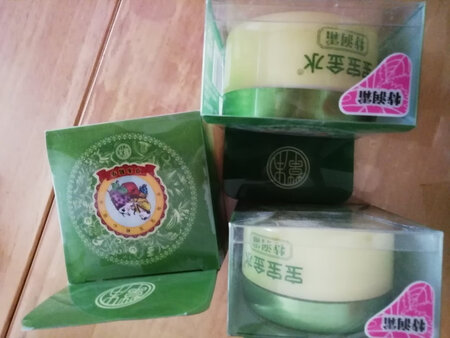 宝宝金水是第一次买，本来想买其他的。后来比较，看到这个年龄段适合0岁以上的宝宝。那么，就是相对安全的。适用四季的。开始用了，确实很湿润，更滑溜。清香味。宝宝觉得很香。