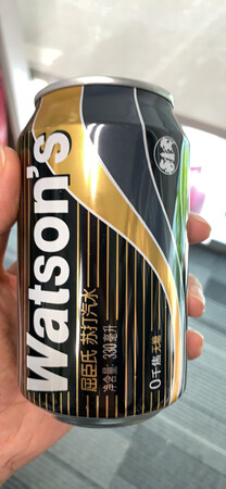 夏天和苏打水配柠檬，冬天可以继续，燥热的办公室喝常温苏打水配冰镇的养乐多?