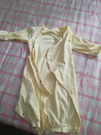 宝宝的衣服都是在京东上买的，之前买的两套的衣服都是上衣和裤子的，这一套是买连体的，特地买的大码的同开的衣服摸起来都非常柔软，贴身穿的衣服更要买好一点的，对这件衣服真的非常满意，款式也很合适，料子也很好，衣服值得信赖。