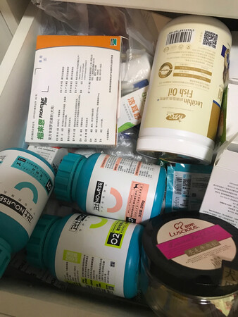 这次的醇粹是不是换包装了，不显示有虾红素这项，问过客服没人回复，不过我家狗狗五岁了一直在吃这狗粮没有泪痕、还特意推荐给了朋友，现在不买大包装的了为了它的健康贵点无所谓要吃最好的，感谢京东送货上门。