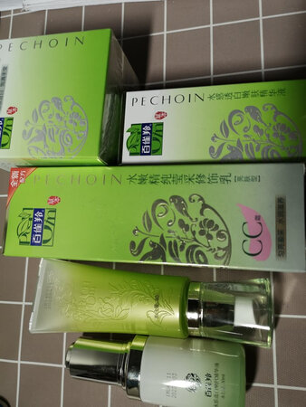 提亮肤色，也很滋润，适合干性皮肤