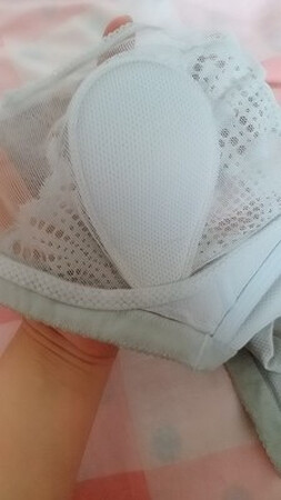 蕾丝特别的好看，胸罩穿起来特性感，而且还特别舒服。尺码特别标准，上身试了下很舒服，没有色差的，好看又好穿，就是要这种舒适的感觉，无钢圈的可以卷起来，下水洗也没有掉色。很满意。胸大的亲们可以穿起来，适合夏天用，服务态度不错，价格实惠， 穿上很合适