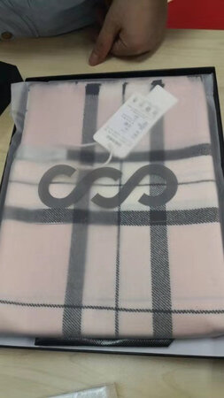 围巾收到了，打开从外边看了下，总体来说还不错，因为要送人没有打开看，手感也不得而知，实绩效果也不是很清楚，等待后续朋友使用后的效果再追评吧，款式颜色很漂亮，希望舒服吧，由于同时买了几件，价格很优惠，希望物美价廉吧。