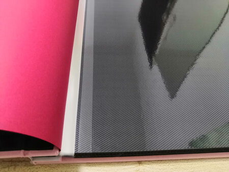 相册质量很不错，封面图案卡通适合儿童相册。封面材质很硬实，很结实。内页里边带塑料保护膜，保护相片。容量很大，里边内页大概十来页。***相片设计，方便相册相片摆放，适合各种尺寸相片。价格适中，物美价廉，快递很效率很高，包装保护措施不错。购物附带赠品，方便相册设计。