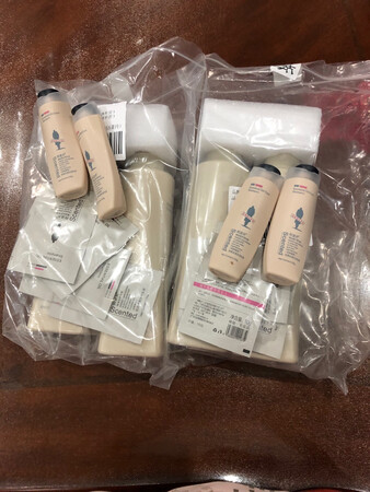 双十一买了两套阿道夫洗发水，特别喜欢这款洗发水，双十一妈妈也买了两套阿道夫洗发水，还加赠了两个焗油宝，我没有赠，有点伤心了！