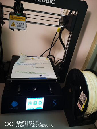 产品包装：包装上没得说，非常结实，没见过这么结实的包装！里面全是海绵垫着，一点不担心被快递弄烂！而且还走的是顺丰！这点非常#！外形外观：机器整体外观简易，不过都是金属，很有分量！有点小重，金属框架，绝对沉稳！打印速度：打印速度，之前就有一台三角洲，相对三角洲而言，打印速度会慢点，不过还是可以接受的范围！i3的架构不太能够支持快。打印效果：正在打印中，不过在调机时试了几个，都还是很不错，较精细，而且这晶铬热平台非常厉害！操作难易：操作其实不难，基本都是中文界面，就是难在调平，走了不少冤枉路，最后客服，还有交流群里的小伙伴都提供了建议！非常棒！如果初学者我建议买三角洲！其他特色：特色就是他家的晶铬热床！不用再贴美纹纸了！而且打印好，冷却后就可以取出来了！这家伙非常好！而且全金属这点就先人的很稳！另外可以打软性材质的耗材，这点就很有用了！最后总结一下：整体性能很不错！双十一领券购入，非常实惠的价格，而且还能打软性材质！也很厉害了，大家就留意两点，晶铬热床，还有可打软性耗材。大家如果有问题可以去找客服进交流群了解一下，再买！