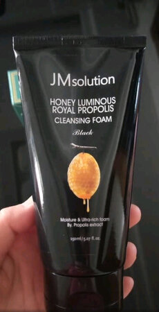我这是第一次买jm家的东西，之前我就听说了他们家面膜的大名。于是这次抱着试试看的心态来买他们家的洗面奶。用完之后感觉很紧绷，不太适合我这种干皮。比起这款订单来的，另一款要差得很远。反正以后不会再回购了，希望大家干皮不要再买，还是比较适合油皮。真的真的不太好用。