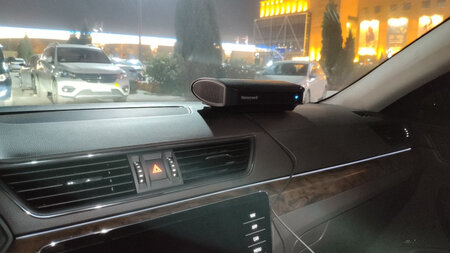 霍尼韦尔专业，家里的净化器也是霍尼韦尔噪音小，造型大气，放在车里很搭。