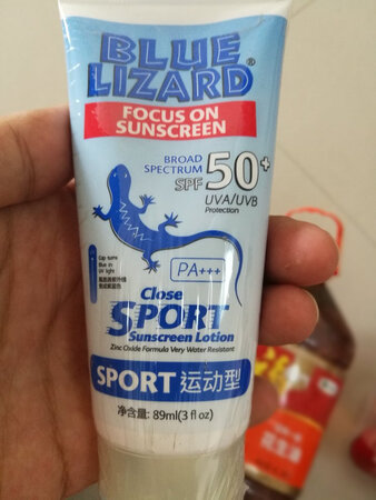 来到海南过冬，再次在京东购买蓝蜥蜴运动防晒乳。这款防晒乳产品质量很好，轻薄透气，清爽不油腻，易涂抹，温和不刺激，能有效防止阳光紫外线，防晒效果很好。很神奇的是包装瓶通过阳光照射，能显示紫外线的强弱。京东快递服务态度非常好，送货上门，值得购买。