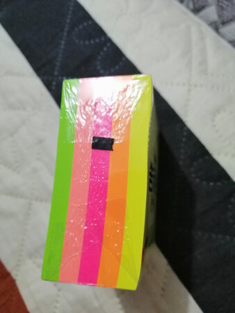 一直用广博的产品，物流速度很快，产品质量很好。这款400页五色荧光便利贴，厚度很大，颜色鲜艳，便于区分，粘性好，可重复使用，小巧玲珑，使用方便，办公用和学生用都挺好，分类使用，简洁明快，便于识别，很满意。