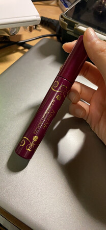 这款第一代好多博主都推荐了！！特地买来试试，带妆大概八小时都保持得很好，不会晕，但是卷翘程度可能就没有刚刷上去那么好了（本人干皮，一般也不晕睫毛膏）。而且多次叠加之后不会有苍蝇腿，这点还是蛮满意的，考虑回购！