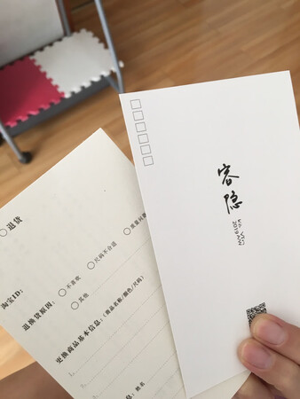 想买灰色的，临到付款还是变成黑色了，太多的黑色，自己都不愿意改变了，很厚，真的不用格外再添加什么了，小的地方有很多心机，很可爱，天还暖，等再冷的时候穿吧，感觉很用心的一个牌子，年轻的有活力的一群人，加油吧！期待更好的作品哈