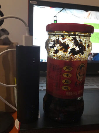 观望这个充电宝好久了，这次趁着双11活动入手了。本来以为是很小的一个，结果入手一看，word天，黑粗硬，有木有？具体充电怎么样，还没实验，这个充电宝支持快充，5000毫安，实际值是3000毫安，勉强给苹果7冲2次吧应该是。总体来说还是值得入手的，本人不喜欢2w的大充电宝，太重太大，而且没有一次是完完整整把电用完的，买了一个小米的1w的，还不错。这次也是活动不错才入手这个，这个厚度是小米的3倍。。。没有对比，你们大概看不出来，下面有很多图都是和参照物，你们仔细看看吧。。。。。。。。。推荐指数四星半